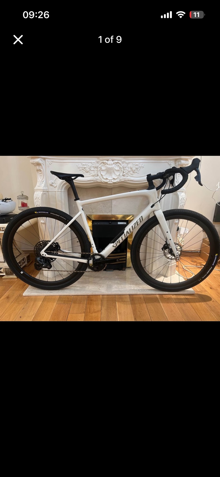 White Specialized Diverge Expert Carbon gravel bike, drive-side view